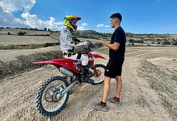 dos competidores de enduro